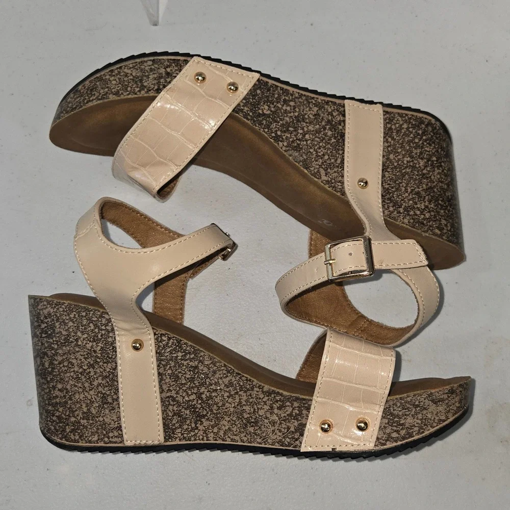 Weeboo Womens Beige Croc Embossed Wedge Sandals Ankle Strap Size 11 AC746